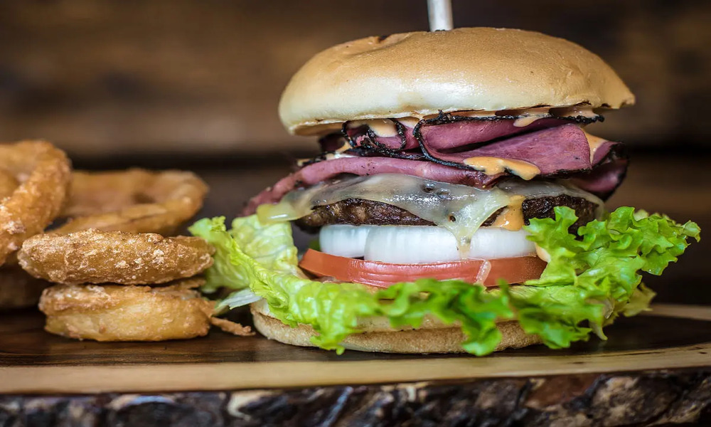 Bacon Cheeseburger Menjadi Kuliner Kesukaan Anak