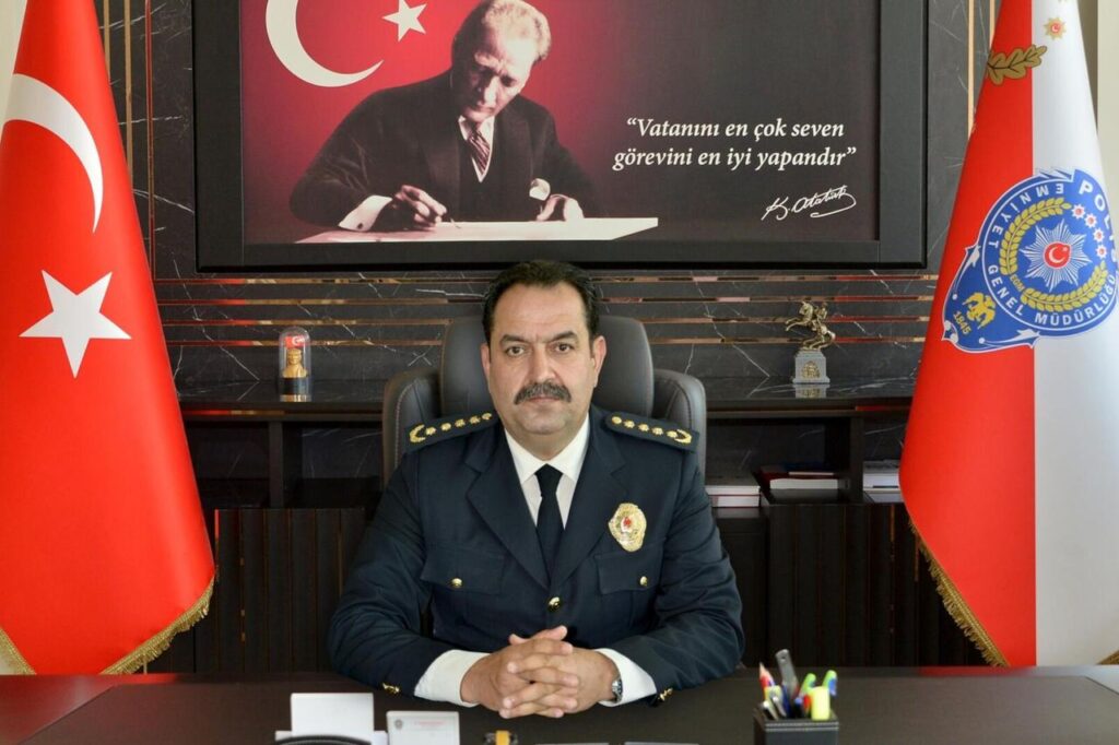 Türk Emniyet Müdürü, Yolsuzluk Probunda Gözaltı Emri Sonra Kayarıyor